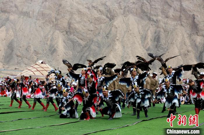 陶拴科 摄柯尔克孜族人在驯化猎鹰的历史中,有一个世代沿袭的传统,那